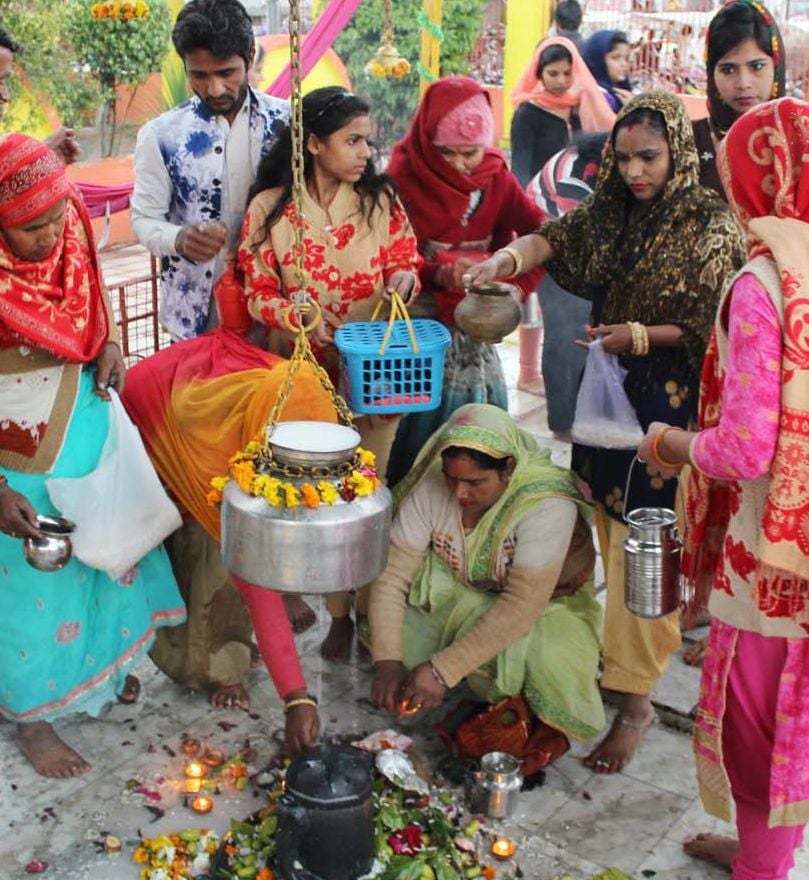 बड़ा महादेव मंदिर में पूजा अर्चना करते श्रद्धालु। बड़ा महादेव मंदिर में पूजा अर्चना करते श्रद्धालु।