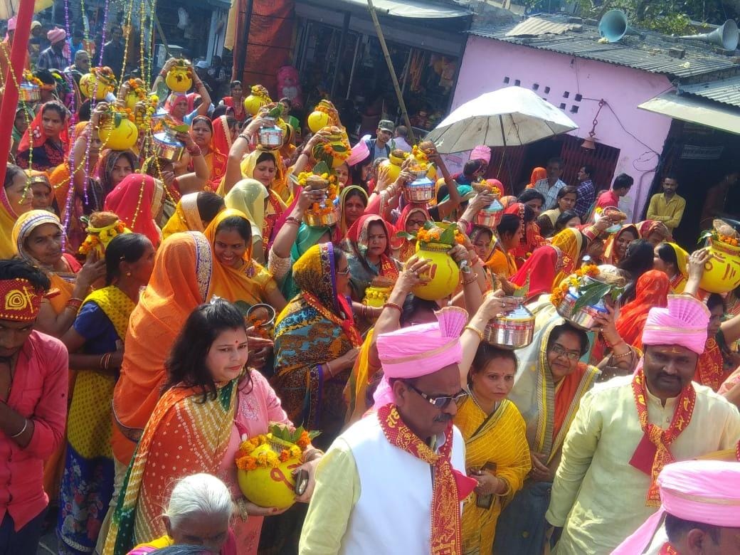शिव बारात के अवसर पर उरई में कलश यात्रा