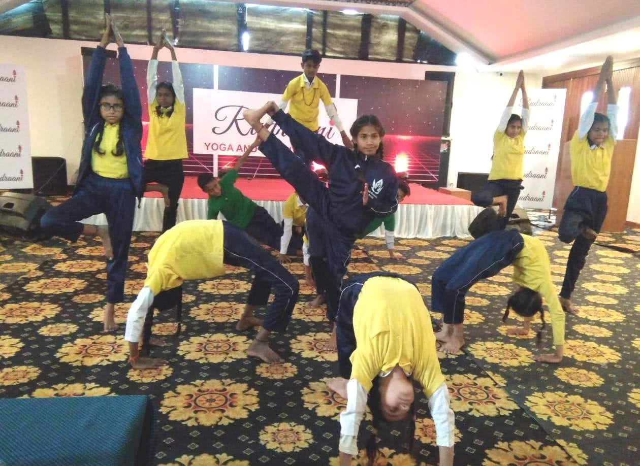 बडोनी चौक के समीप एक होटल में योग की प्रस्तुति देते स्कूली बच्चे। बडोनी चौक के समीप एक होटल में योग की प्रस्तुति देते स्कूली बच्चे।