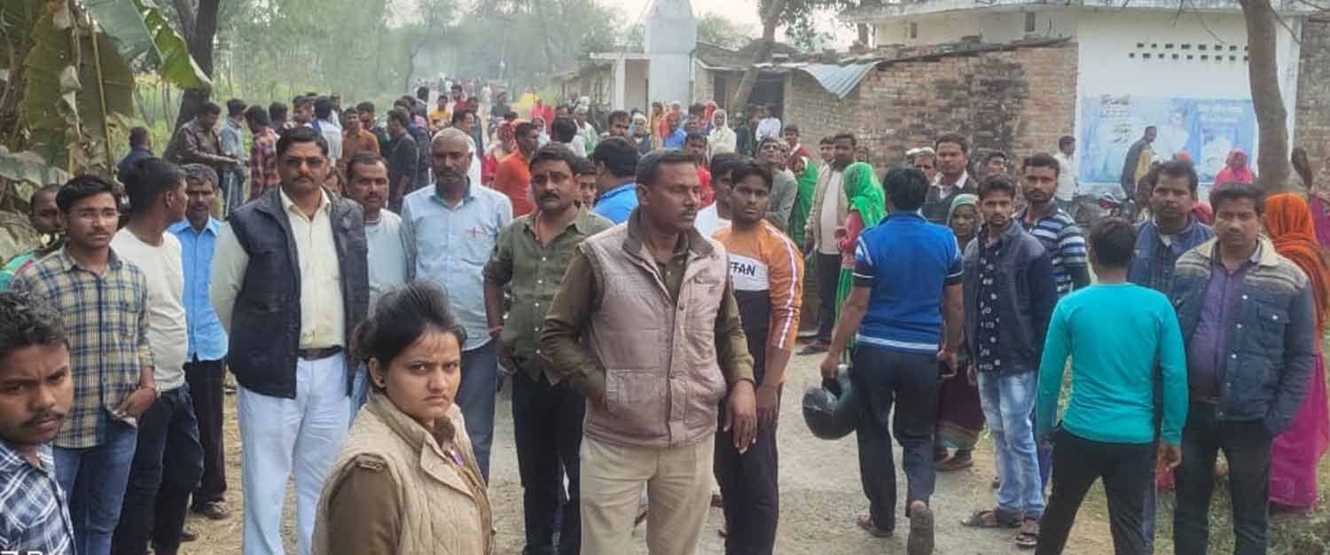 बाघराय के लक्ष्मणेश्वरनाथ धाम पर गोली चलने के बाद लगी भीड़। बाघराय के लक्ष्मणेश्वरनाथ धाम पर गोली चलने के बाद लगी भीड़।