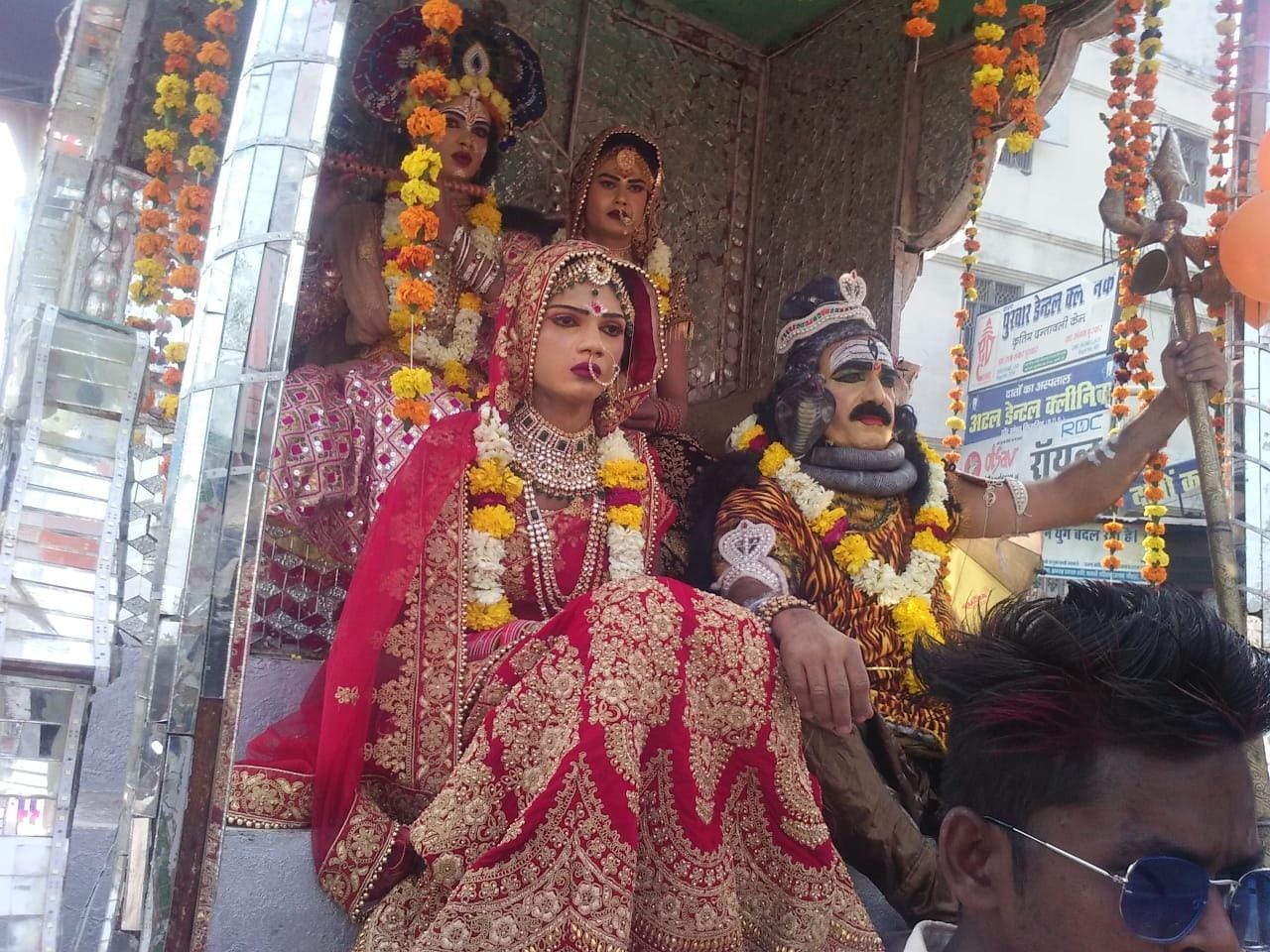 शिव बारात में शामिल शंकर पार्वती जी की झांकी शिव बारात में शामिल शंकर पार्वती जी की झांकी