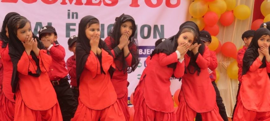 नजीबाबाद के इकरा इंटरनेशनल स्कूल में सांस्कृतिक कार्यक्रम प्रस्तुत करते विद्यार्थी नजीबाबाद के इकरा इंटरनेशनल स्कूल में सांस्कृतिक कार्यक्रम प्रस्तुत करते विद्यार्थी