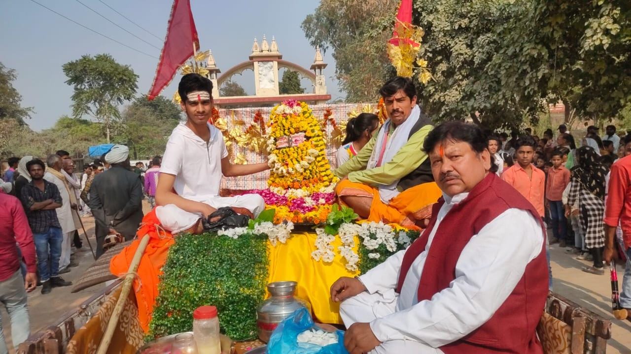 कालपी में शिव बारात निकालते श्रद्धालु