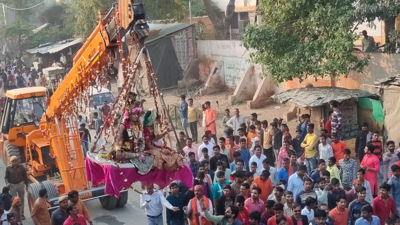 कालपी में क्रेन से जाती शिवजी की बारात।