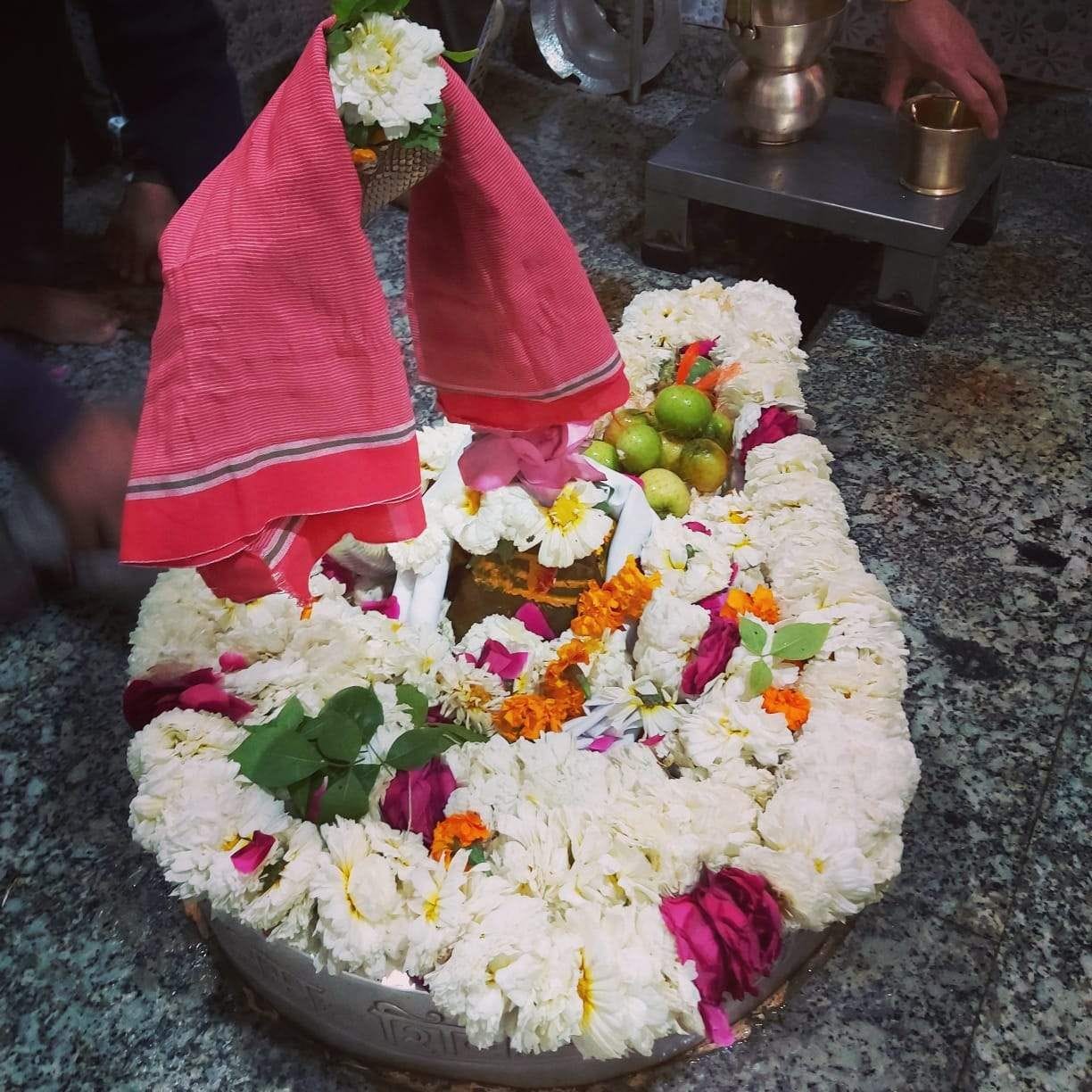 नीलकंठ महादेव मंदिर में इस तरह किया गया भगवान शंकर का श्रृंगार। नीलकंठ महादेव मंदिर में इस तरह किया गया भगवान शंकर का श्रृंगार।