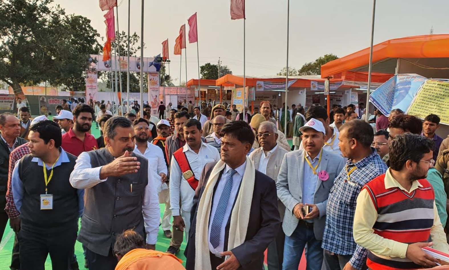 कालिंजर महोत्सव की जानकारी लेते डीएम हीरा लाल। कालिंजर महोत्सव की जानकारी लेते डीएम हीरा लाल।