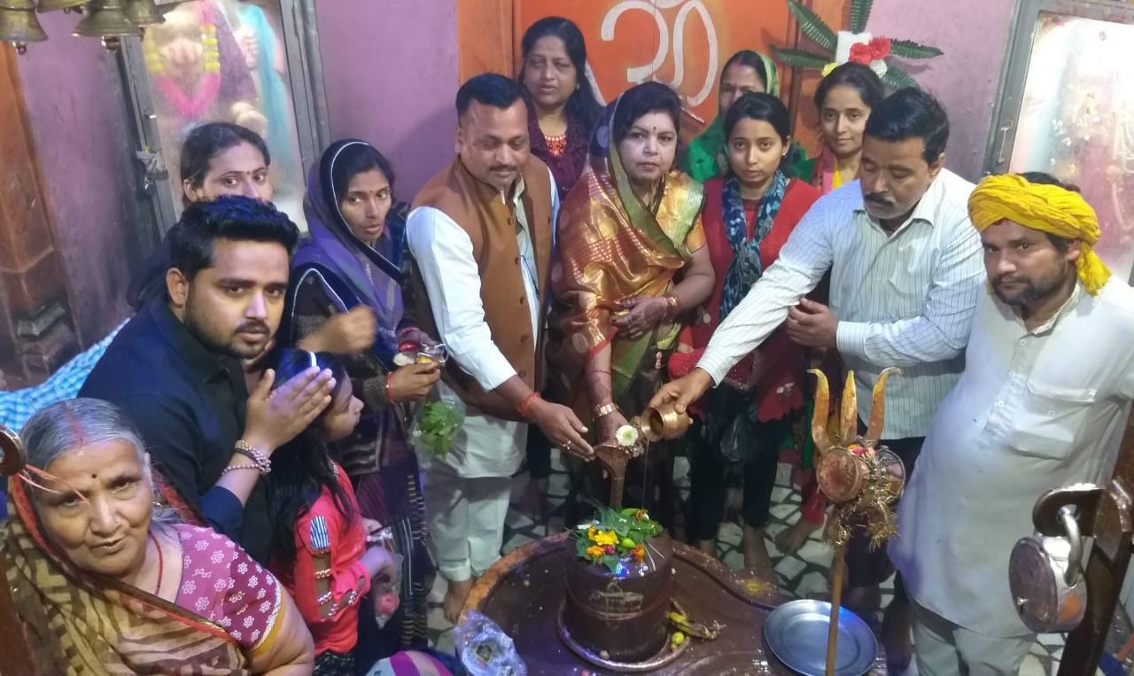 कोच के महाकालेश्वर मंदिर में जलाभिषेक करते श्रद्धालु कोच के महाकालेश्वर मंदिर में जलाभिषेक करते श्रद्धालु