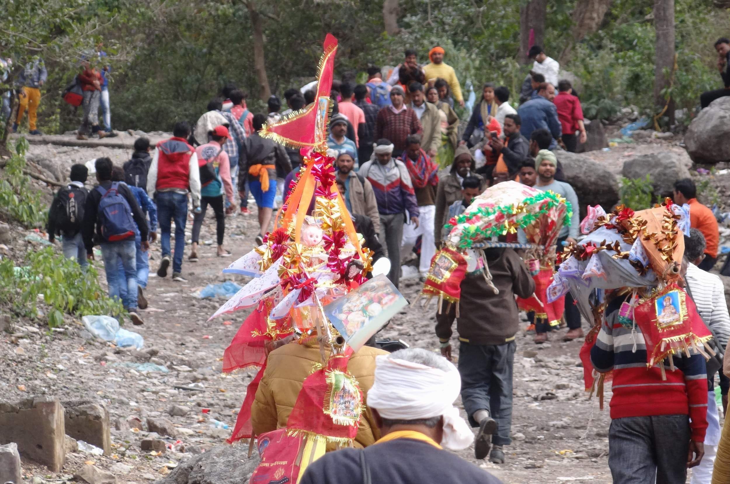 नीलकंठ पैदल मार्ग से गुजरते श्रद्धालु। नीलकंठ पैदल मार्ग से गुजरते श्रद्धालु।