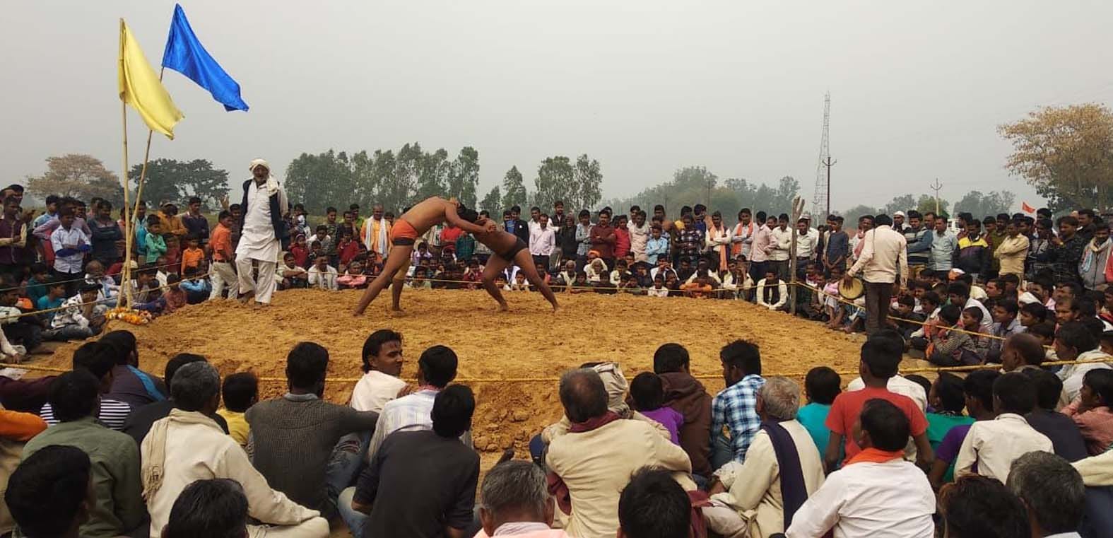 कालिंजर में दंगल में दांवपेच का प्रदर्शन करते पहलवान। कालिंजर में दंगल में दांवपेच का प्रदर्शन करते पहलवान।