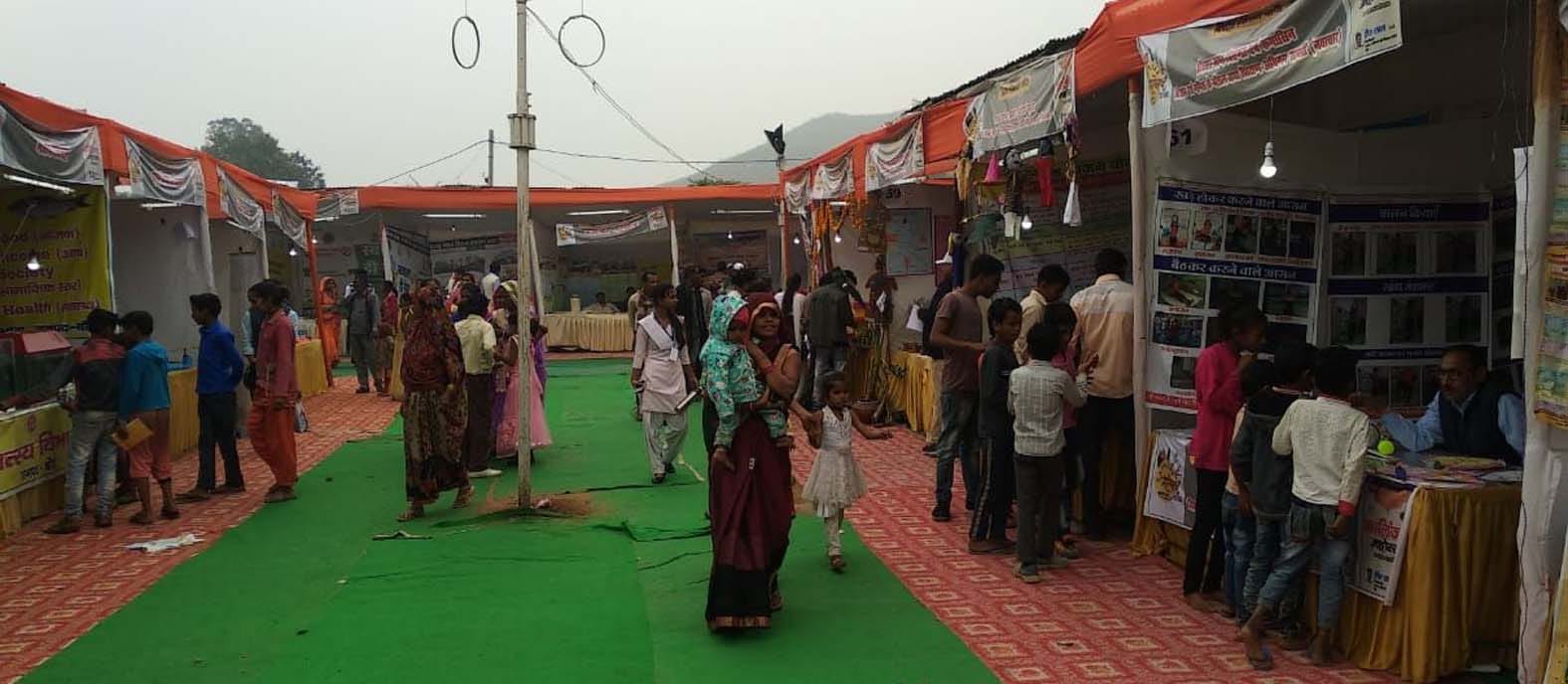 कालिंजर महोत्सव में सजे स्टॉलों में लगी भीड़। कालिंजर महोत्सव में सजे स्टॉलों में लगी भीड़।