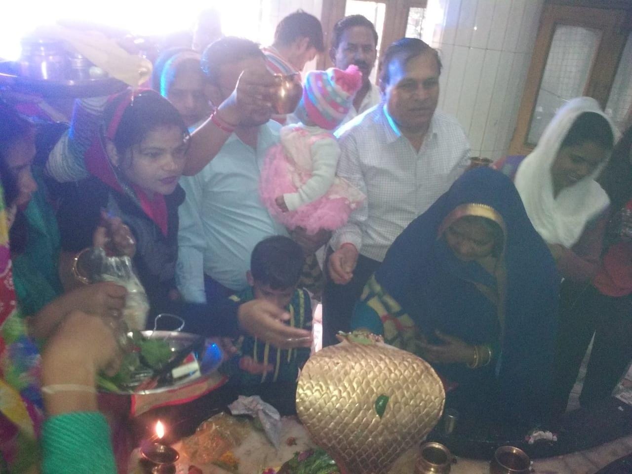 शहर के हुलकी की माता मंदिर में पूजा करते श्रद्धालु शहर के हुलकी की माता मंदिर में पूजा करते श्रद्धालु