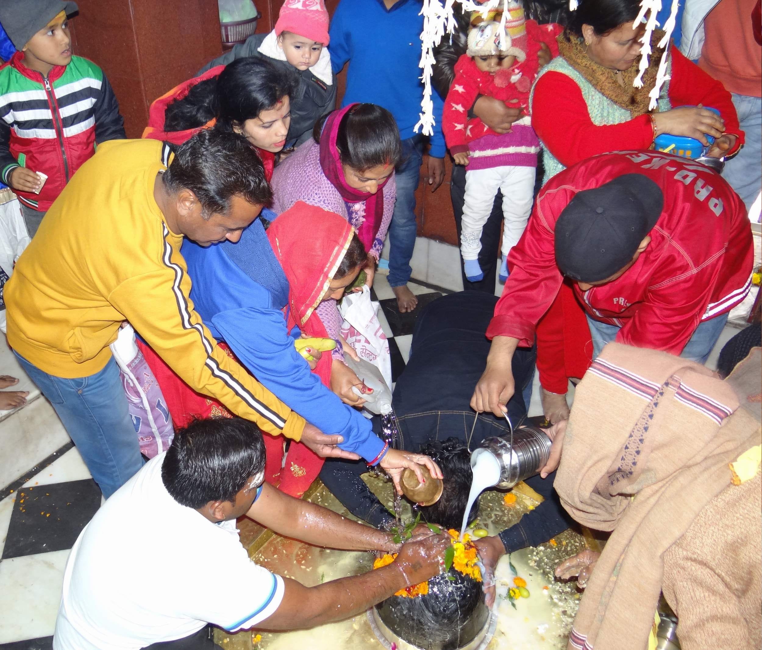 सोमेश्वर महादेव मंदिर में जलाभिषेक करते श्रद्धालु। सोमेश्वर महादेव मंदिर में जलाभिषेक करते श्रद्धालु।