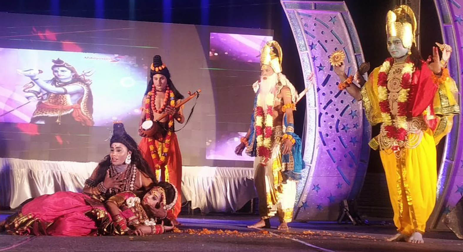 कालिंजर महोत्सव में सती का मंचन पेश करते कलाकार। कालिंजर महोत्सव में सती का मंचन पेश करते कलाकार।
