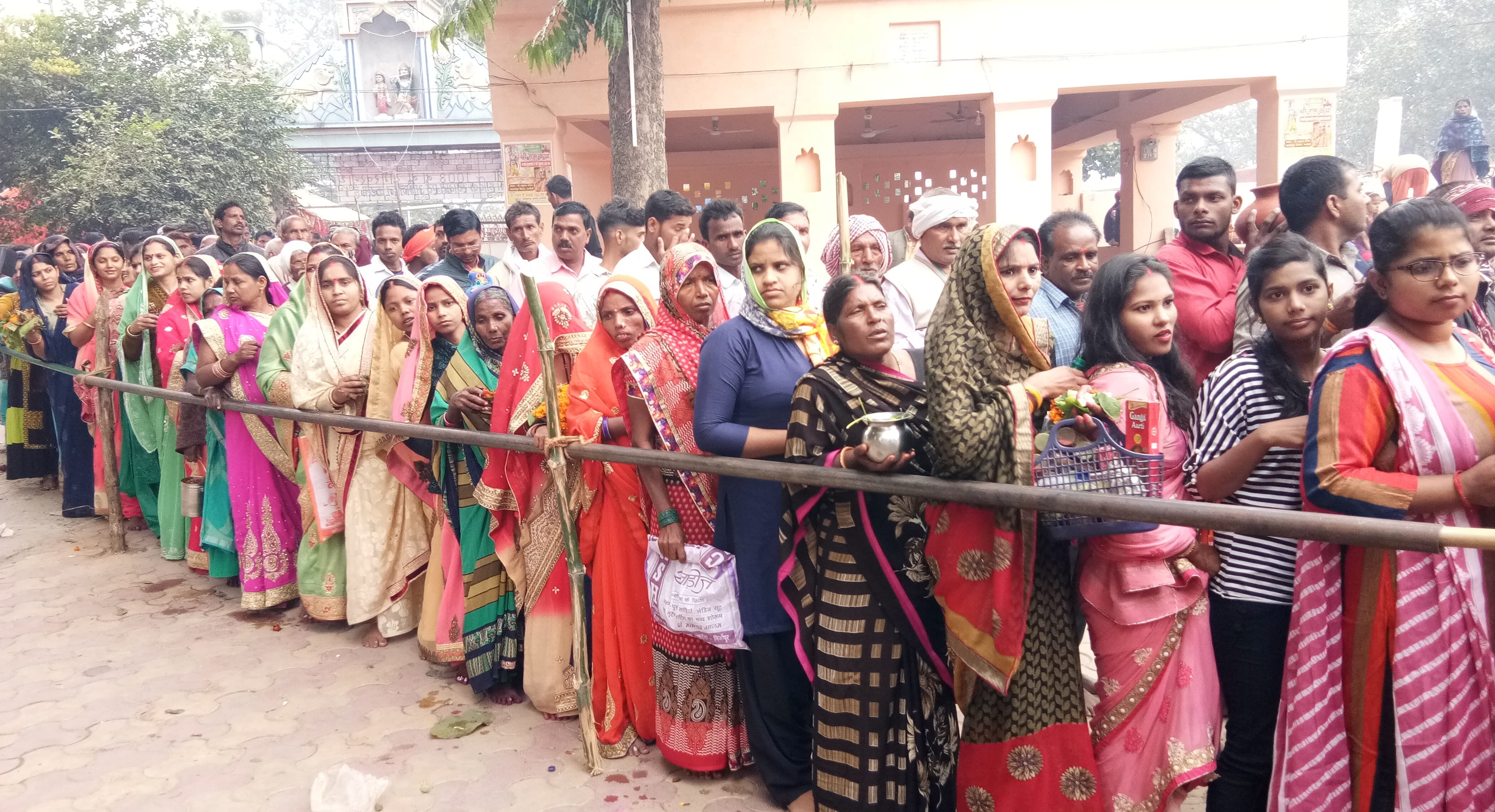 शिकारगंज के जागेश्वरनाथ धाम में जलाभिषेक के लिए कतार में खड़ी महिलाएं। शिकारगंज के जागेश्वरनाथ धाम में जलाभिषेक के लिए कतार में खड़ी महिलाएं।