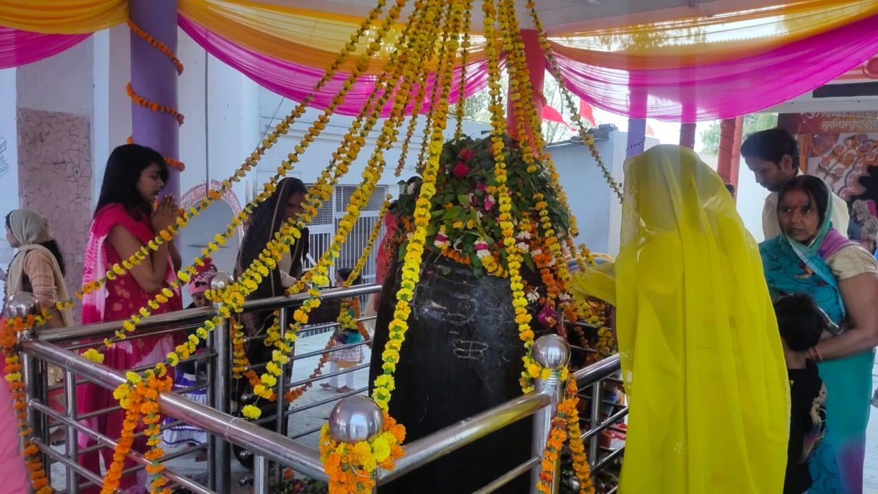 कालपी में स्थित शिव मंदिर में पूजा करती महिलाए