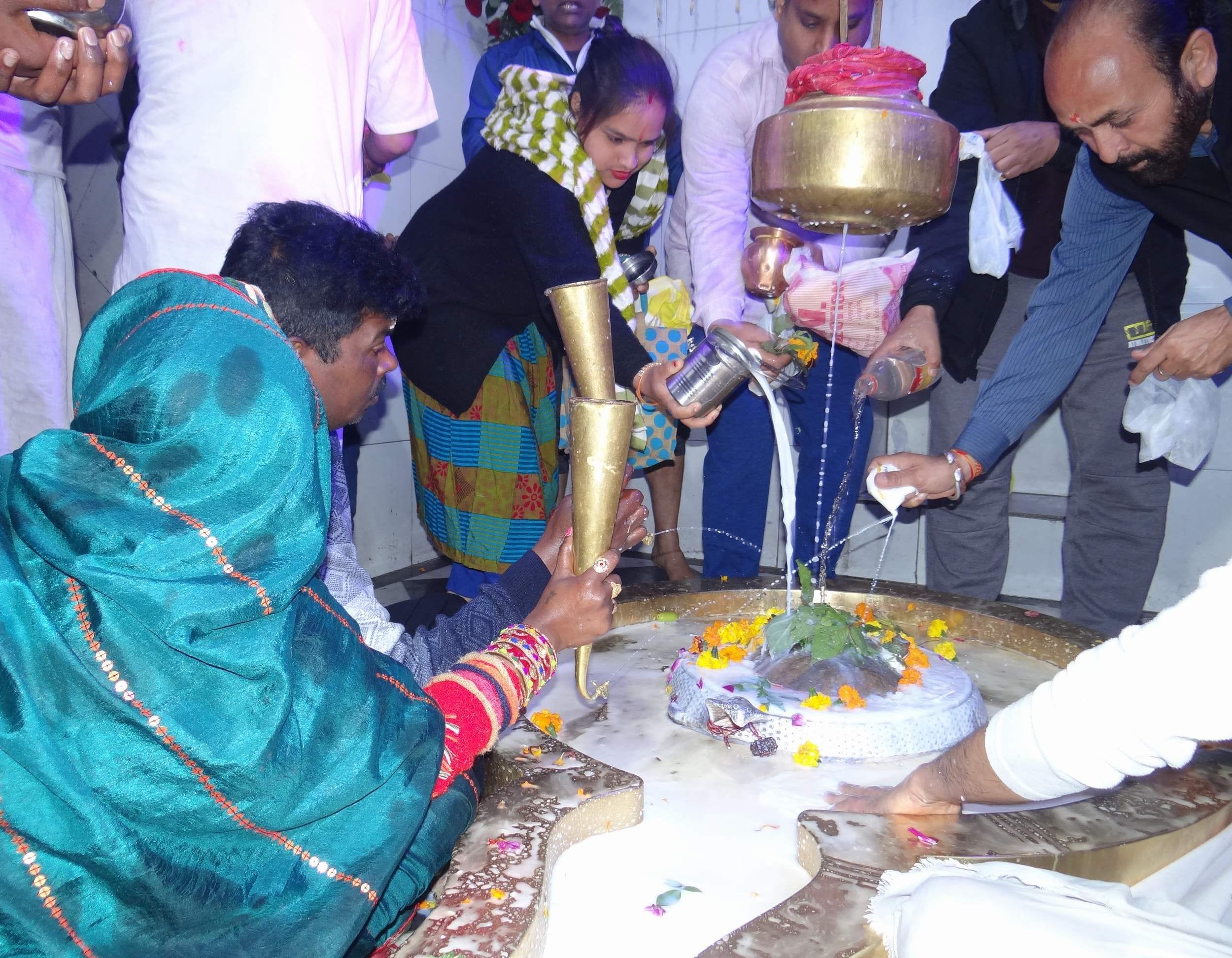 चंद्रेश्वर महादेव मंदिर में रुद्राभिषेक करते श्रद्धालु। चंद्रेश्वर महादेव मंदिर में रुद्राभिषेक करते श्रद्धालु।