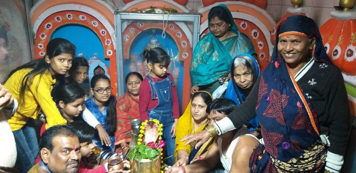 कोच में भूतेश्वर मंदिर में पूजा करती महिलाएं कोच में भूतेश्वर मंदिर में पूजा करती महिलाएं