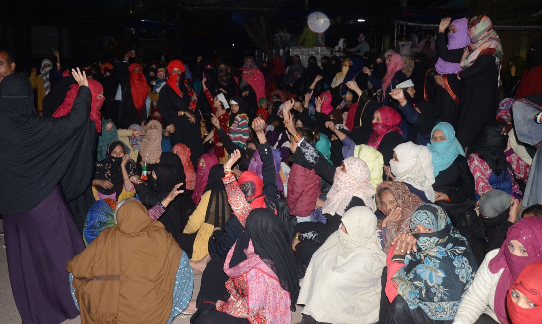 उपरकोट कोतवाली पर एनआरसी व सीएए के विरोध में प्रदर्शन करती महिलाएं।