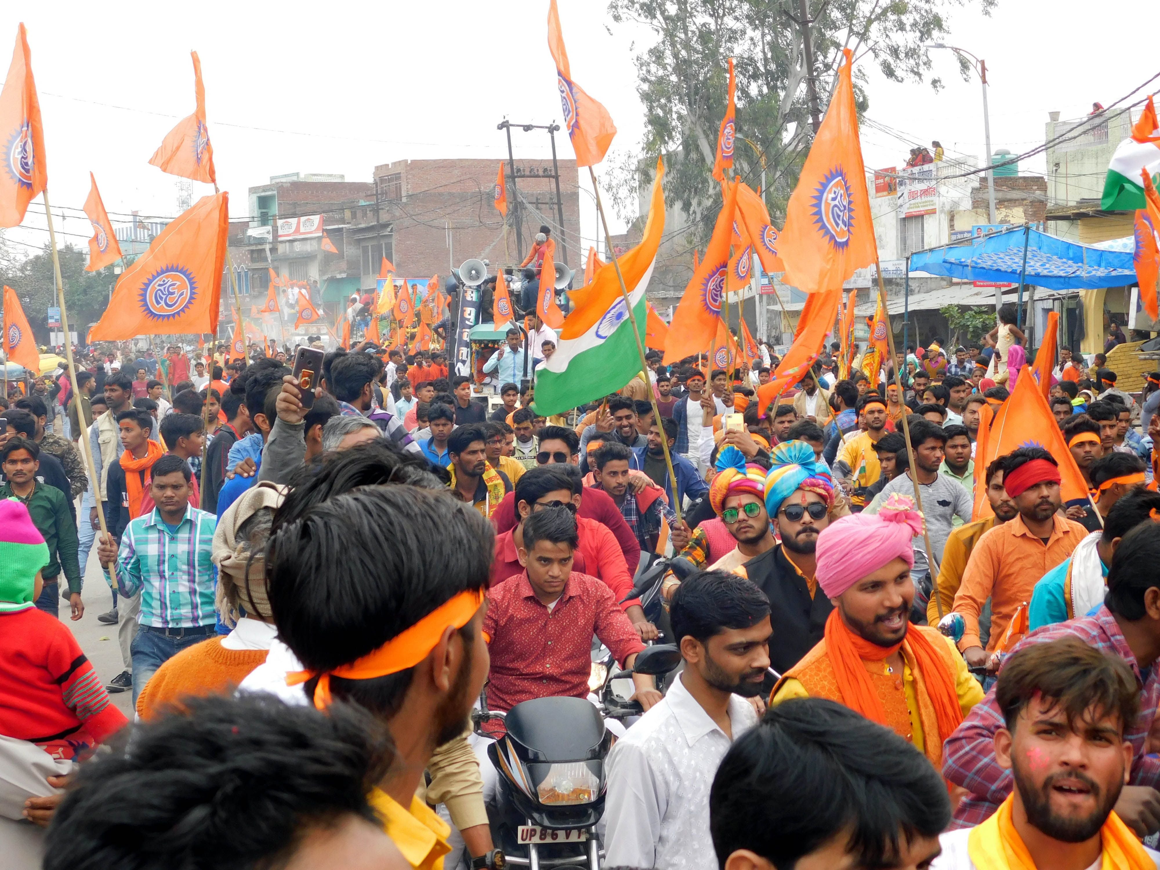 हाथरस: सिकंदराराऊ में निकली शिव संकीर्तन यात्रा में शामिल श्रद्धालुओं की भीड़।