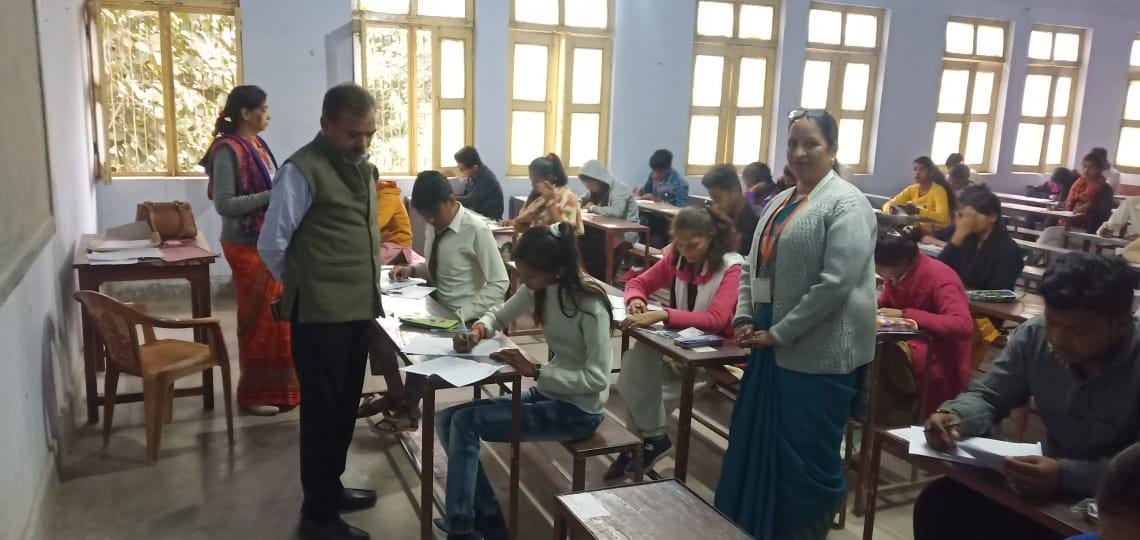 परीक्षा केंद्र का निरीक्षण करते डीआईओएस भगवत पटेल