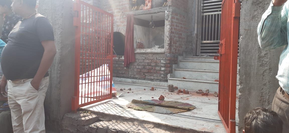 अलीगढ़ ः तुर्कमान गेट इलाके में वाल्मीकि समाज के मंदिर में किया गया पथराव। अलीगढ़ ः तुर्कमान गेट इलाके में वाल्मीकि समाज के मंदिर में किया गया पथराव।