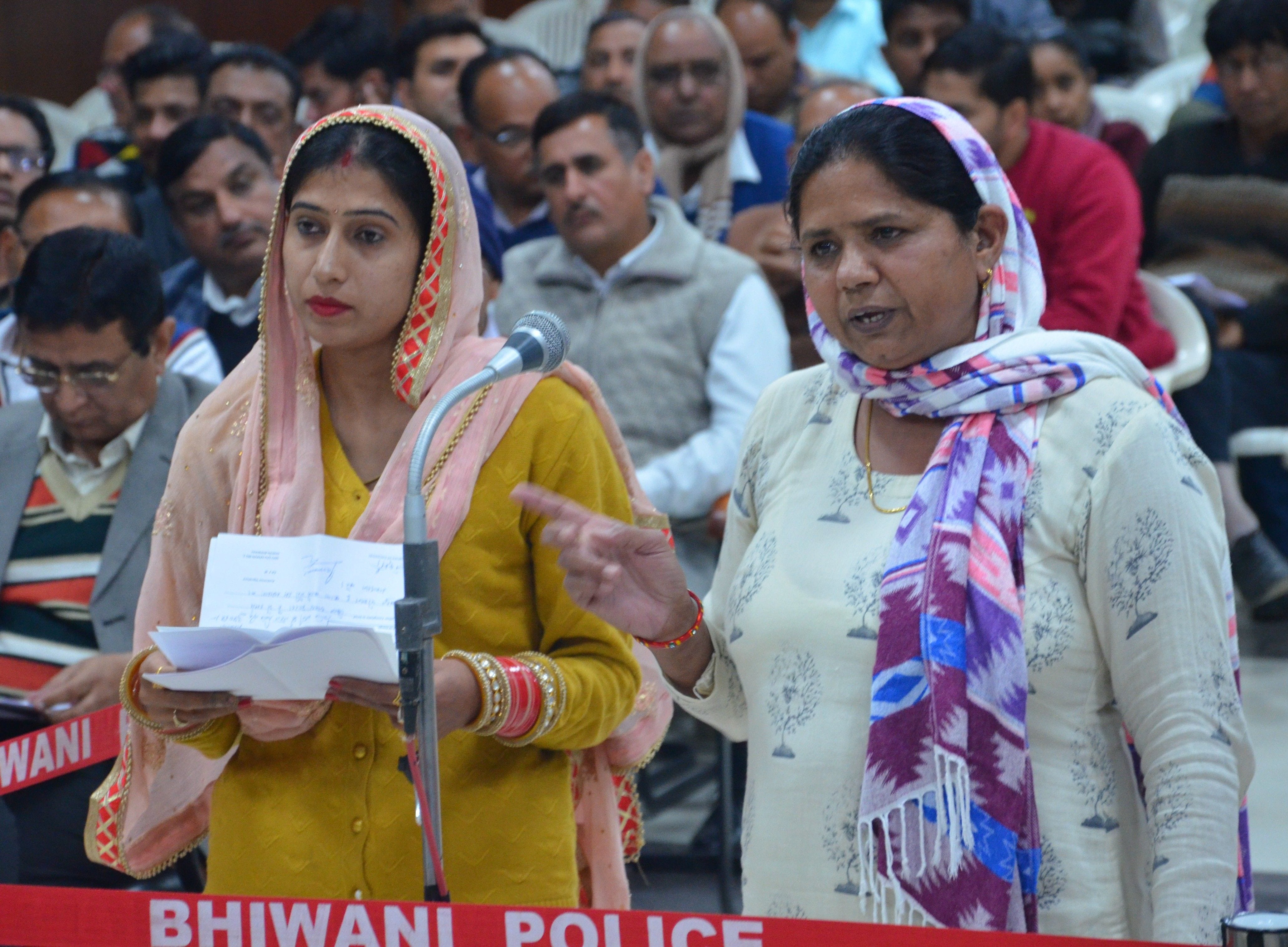 कष्ट निवारण समिति की बैठक में अपनी शिकायत रखते हुए बैंक कॉलोनी निवासी लक्ष्मी देवी। संवाद न्यूज ? कष्ट निवारण समिति की बैठक में अपनी शिकायत रखते हुए बैंक कॉलोनी निवासी लक्ष्मी देवी। संवाद न्यूज ?