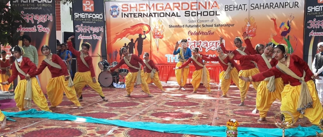बेहट के शेम गार्डेनिया स्कूल में सांस्कृतिक कार्यक्रम प्रस्तुत करते स्कूली बच्चें।