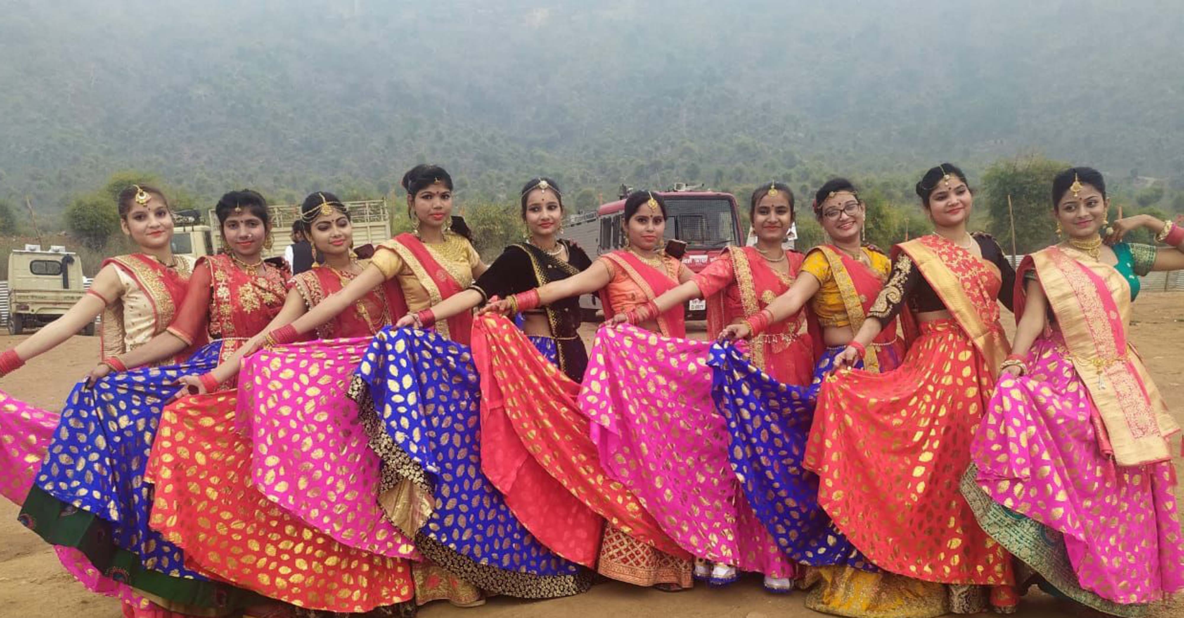 बांदा के कालिंजर महोत्सव मैदान में नृत्य की मुद्रा में युवतियां।