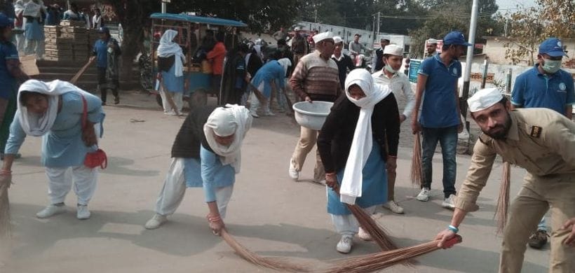 नजीबाबाद स्टेशन पर सफाई करते निरंकारी के सदस्य नजीबाबाद स्टेशन पर सफाई करते निरंकारी के सदस्य