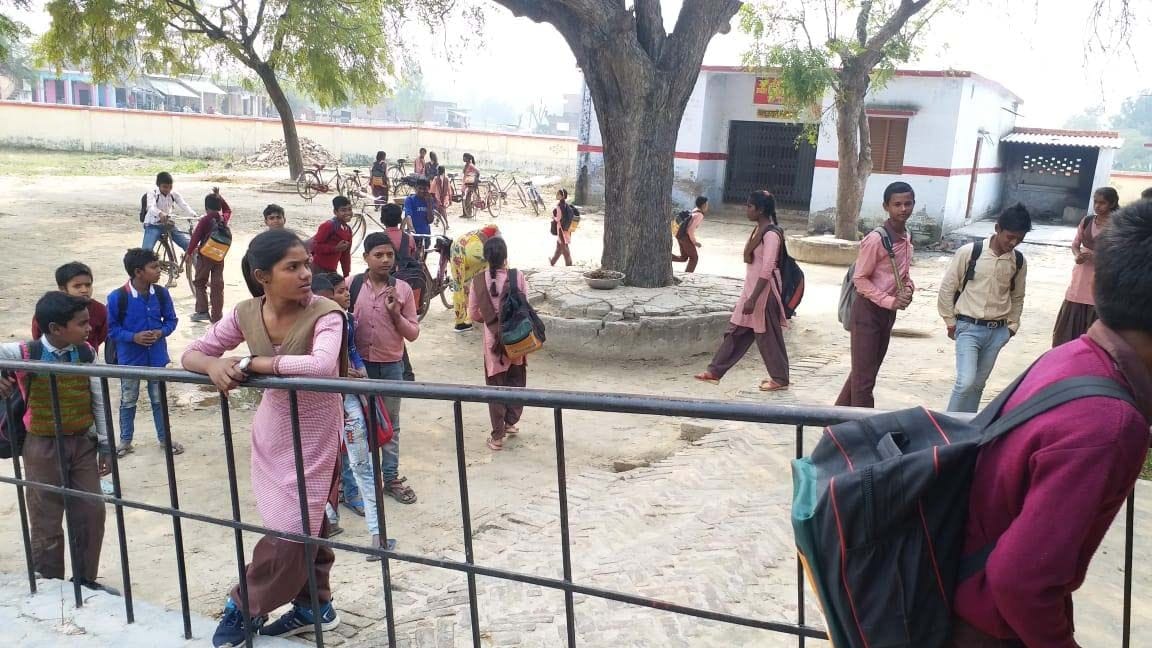 सांगीपुर ब्लाक के राजापुर पूर्व माध्यमिक विद्यालय में शिक्षक न होने पर बाहर घूमते बच्चे। सांगीपुर ब्लाक के राजापुर पूर्व माध्यमिक विद्यालय में शिक्षक न होने पर बाहर घूमते बच्चे।