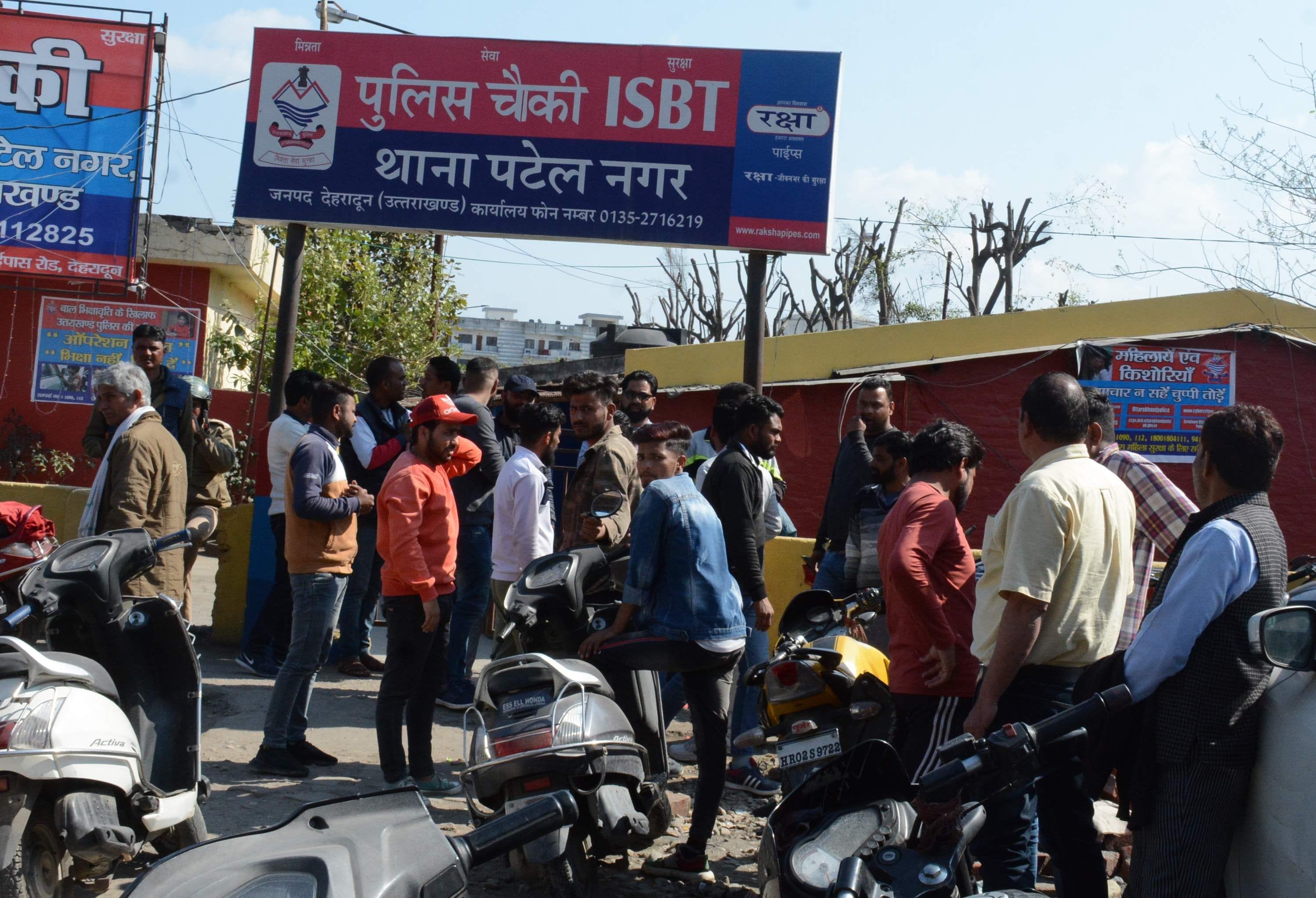 टर्नर रोड के पास हुई मारपीट के दौरान दूसरे पक्ष को धमकाने के लिए निकाली गई पिस्टल के बाद पकड़े गए आ टर्नर रोड के पास हुई मारपीट के दौरान दूसरे पक्ष को धमकाने के लिए निकाली गई पिस्टल के बाद पकड़े गए आ