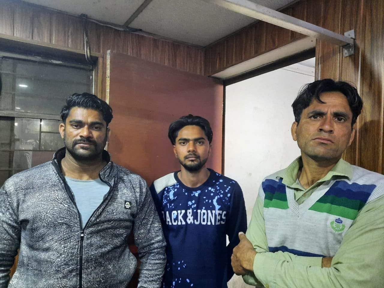 टर्नर रोड के पास हुई मारपीट के दौरान दूसरे पक्ष को धमकाने के लिए निकाली गई पिस्टल के बाद पकड़े गए आ टर्नर रोड के पास हुई मारपीट के दौरान दूसरे पक्ष को धमकाने के लिए निकाली गई पिस्टल के बाद पकड़े गए आ