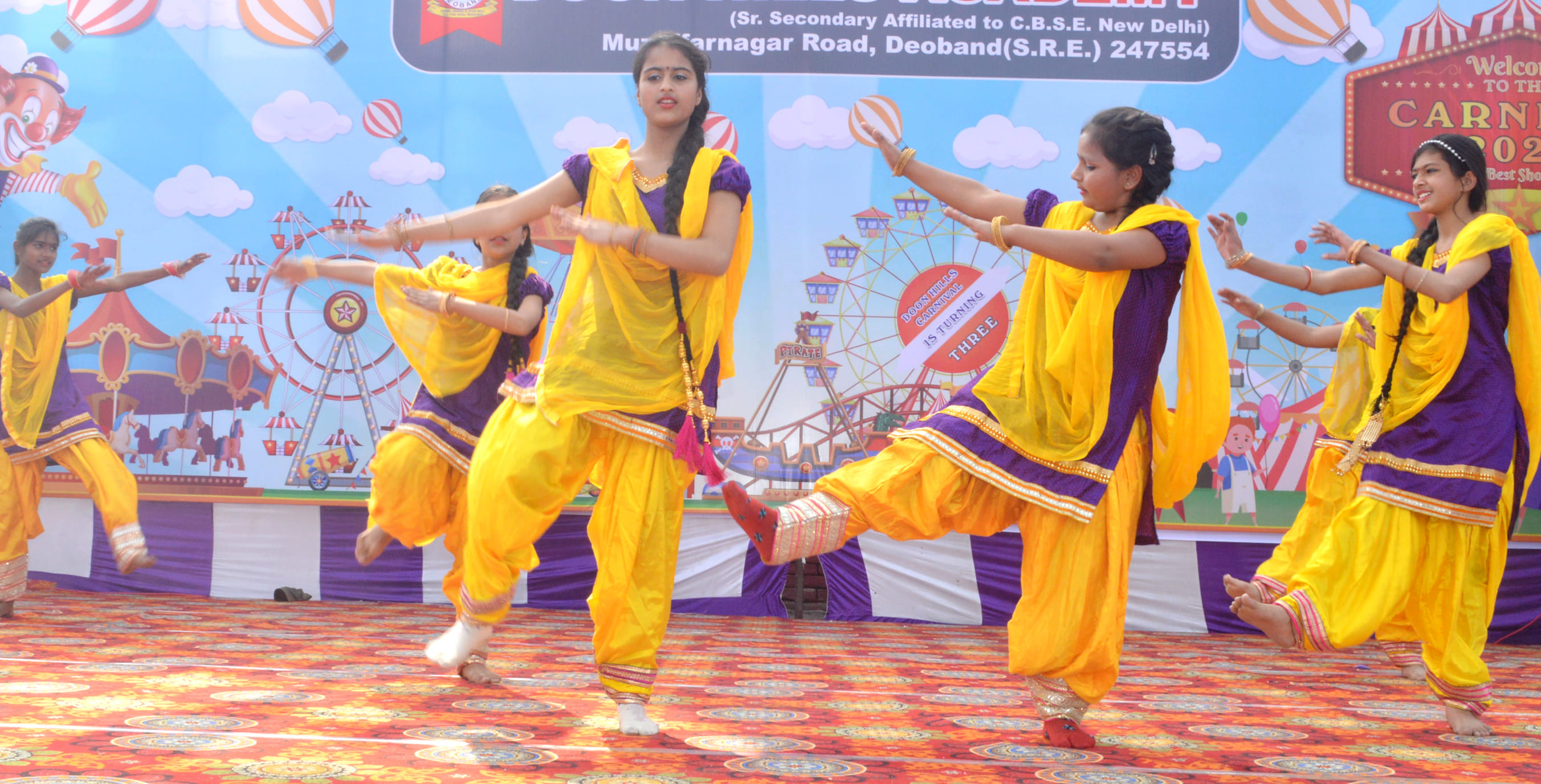 दून हिल्स एकेडमी में कार्निवल मेले में नृत्य की प्रस्तुति देती छात्राएं दून हिल्स एकेडमी में कार्निवल मेले में नृत्य की प्रस्तुति देती छात्राएं
