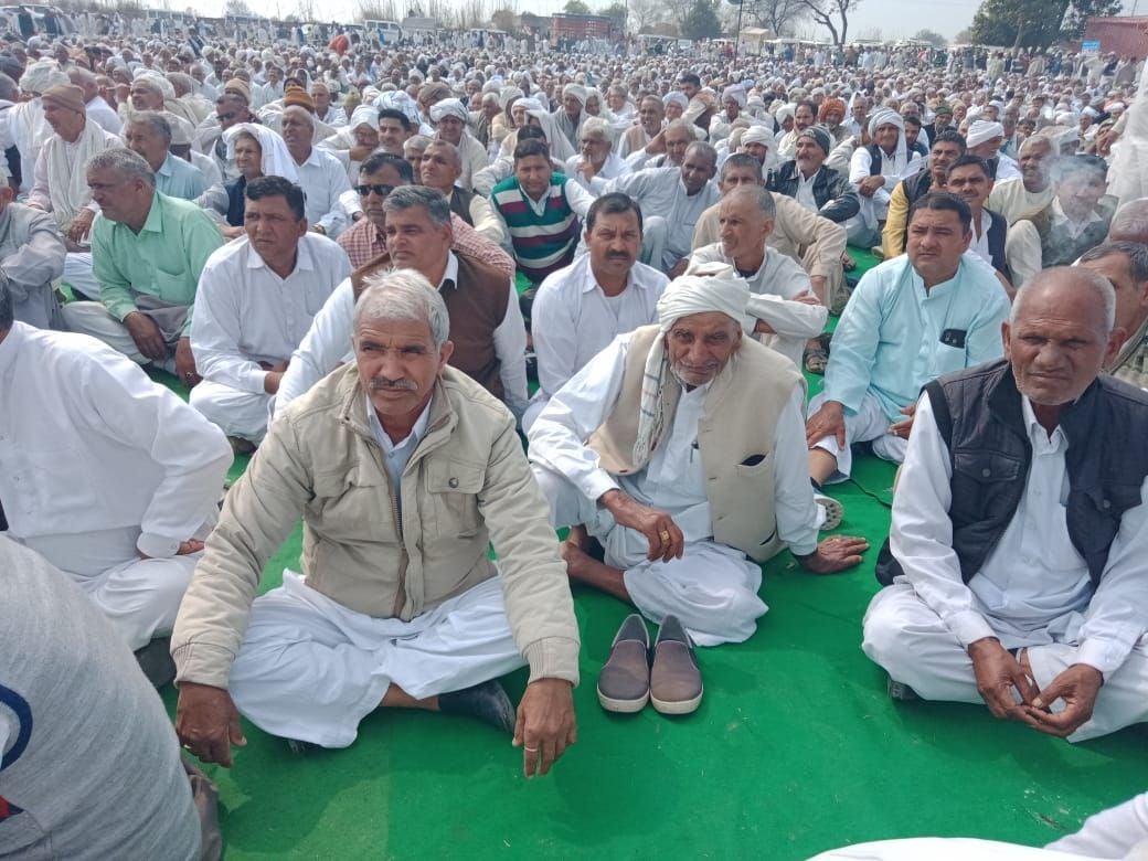 लाठ जौली में आयोजित सभा में उपस्थित लोग। लाठ जौली में आयोजित सभा में उपस्थित लोग।