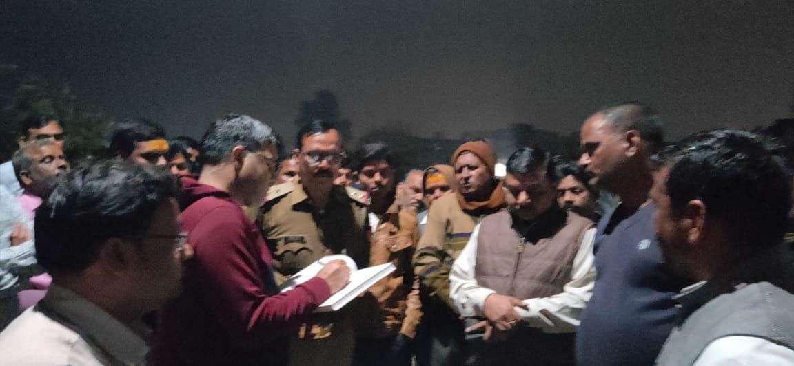 घटनास्थल पर घटना को लेकर व्यापारी से जानकारी लेते सीओ