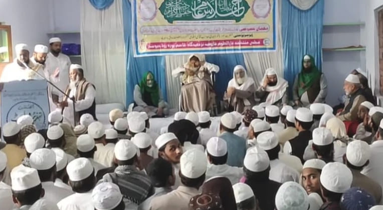 मदरसा दारूल उलूम फारूकिया में वार्षिक कार्यक्रम में विचार रखते उलमा मदरसा दारूल उलूम फारूकिया में वार्षिक कार्यक्रम में विचार रखते उलमा