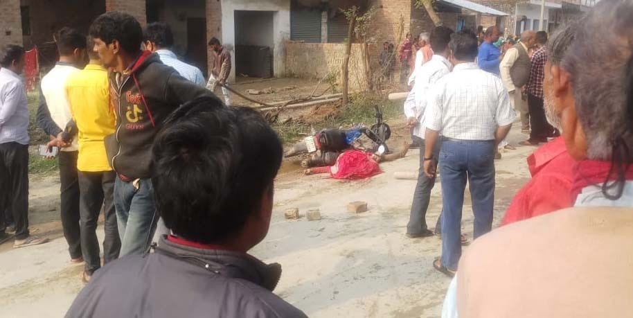 लालगंज के भगौतीगंज बाजार के समीप ट्रक की चपेट में आने से मृत जमीन पर पड़ी बाइक पर बैठी एएनएम। लालगंज के भगौतीगंज बाजार के समीप ट्रक की चपेट में आने से मृत जमीन पर पड़ी बाइक पर बैठी एएनएम।