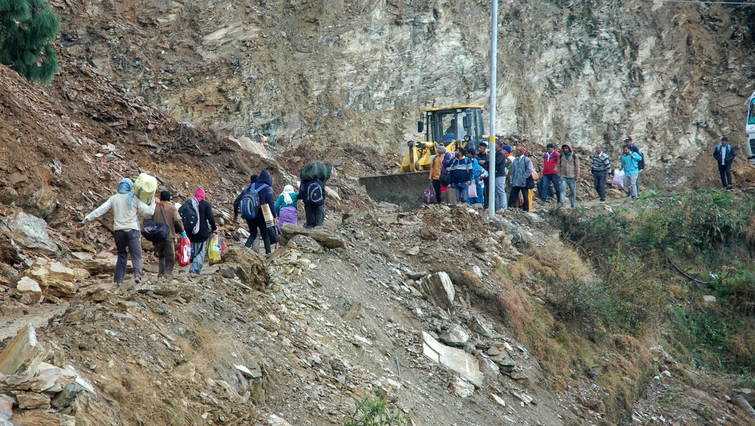 ऑलवेदर सड़क में इग्यारदेवी के जान जोखिम में डालकर आवागमन करते यात्री। संवाद ऑलवेदर सड़क में इग्यारदेवी के जान जोखिम में डालकर आवागमन करते यात्री। संवाद