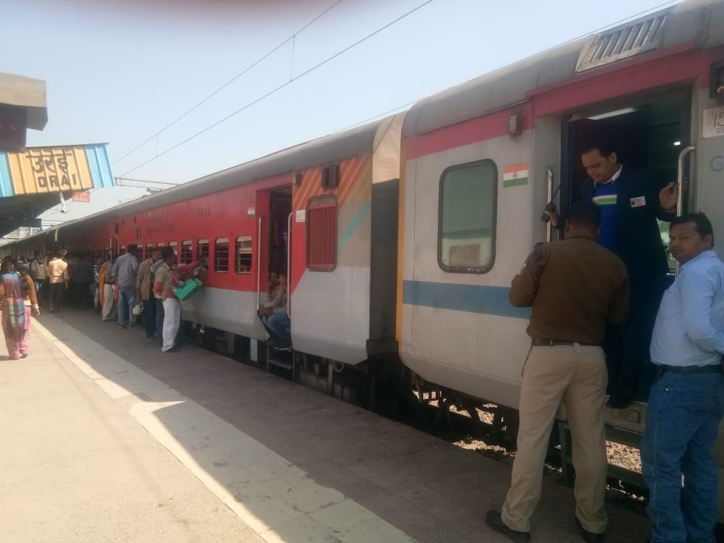 उरई स्टेशन पर बिना महिला कोच के खड़ी बम्बई गोरखपुर एक्सप्रेस