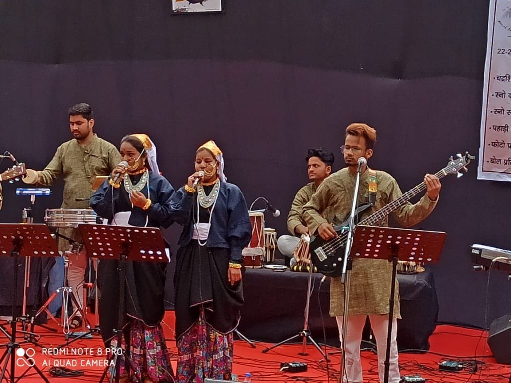 ऊखीमठ के मस्तूरा में दो दिवसीय चोपता-मोनाल स्नो एडवेंचर कार्निवाल के समापन पर रंगारंग कार्यक्रम