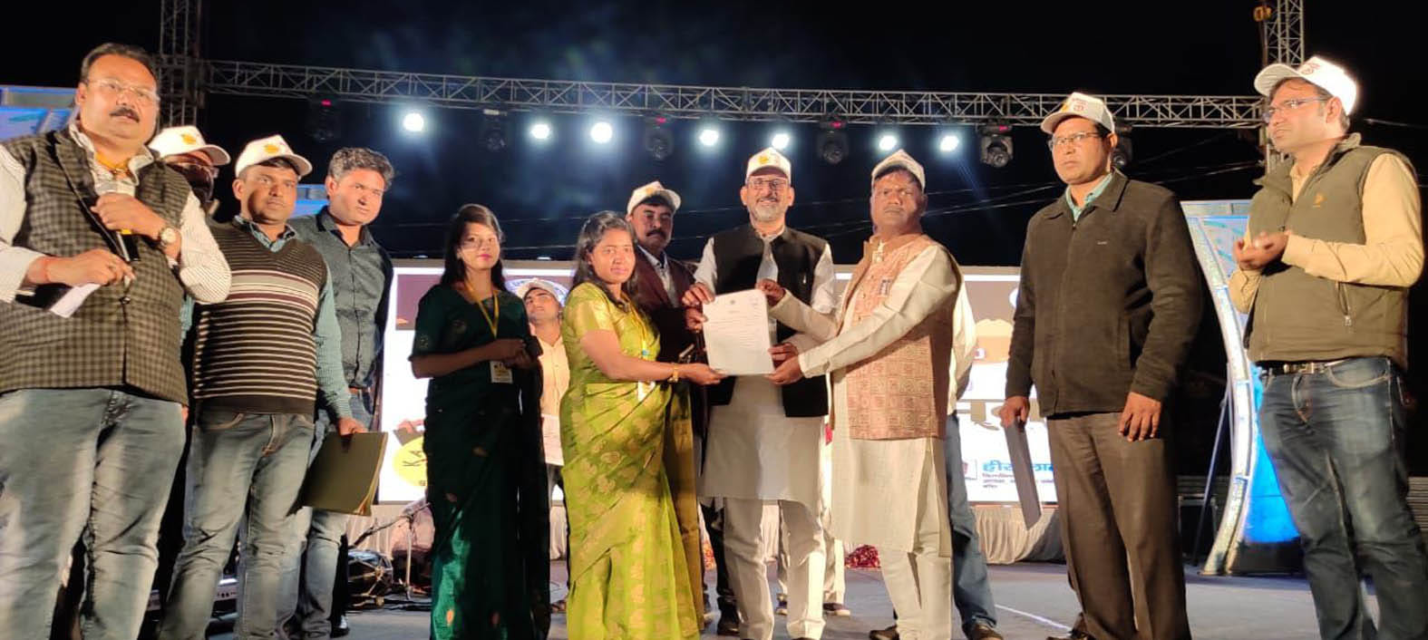महोत्सव संयोजक एसडीएम वंदिता श्रीवास्तव को प्रशस्ति पत्र देकर सम्मानित करते सांसद आरके सिंह पट? महोत्सव संयोजक एसडीएम वंदिता श्रीवास्तव को प्रशस्ति पत्र देकर सम्मानित करते सांसद आरके सिंह पट?