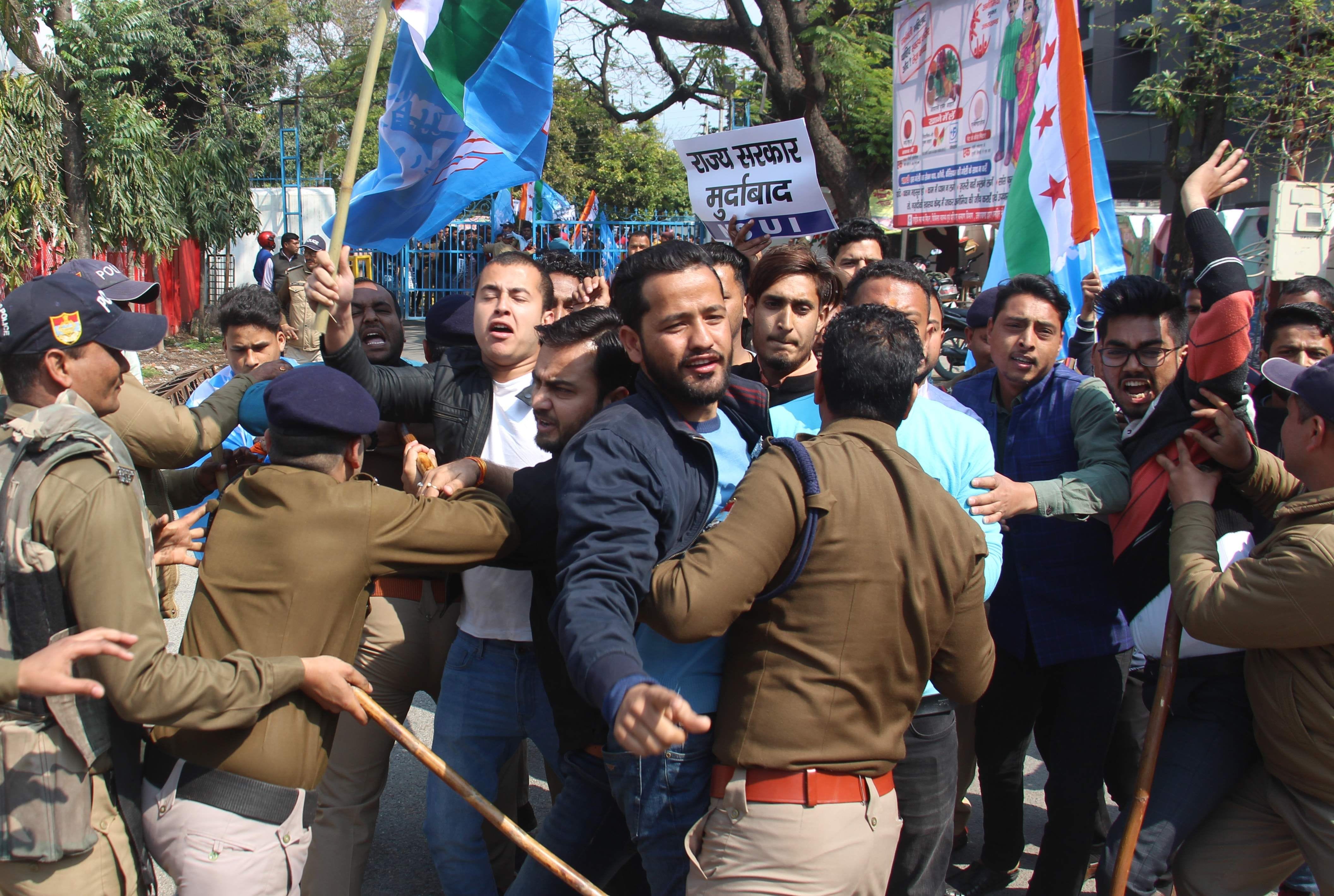 फॉरेस्ट गार्ड भर्ती में हुई धांधली को लेकर यमुना कॉलोनी स्थित वनमंत्री डा हरक सिंह रावत के आवास म