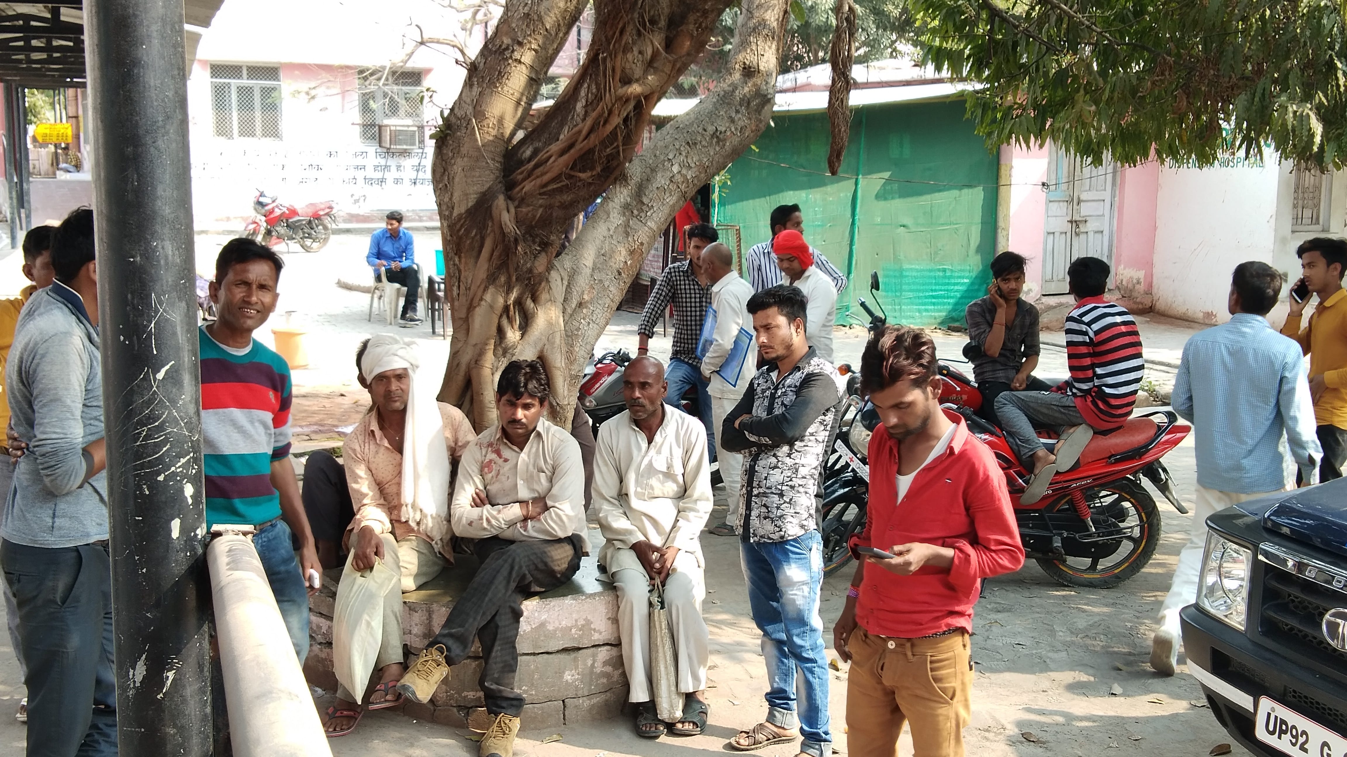 जिला अस्पताल के बाहर खड़े मृतक के परिजन