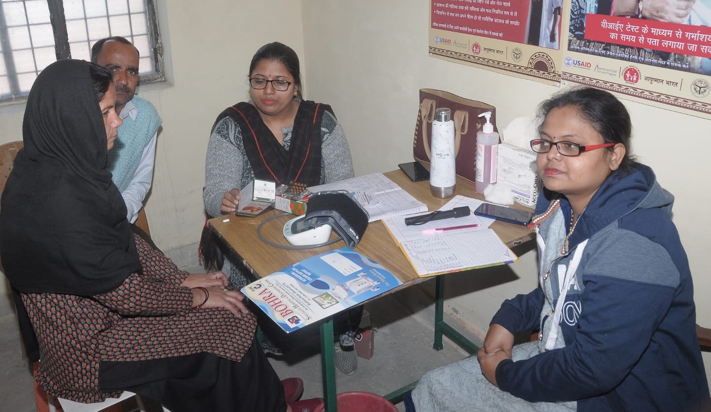 शामली क्षेत्र के गांव बहावडी में आयोजित स्वास्थ्य मेले मरीजो की जांच करती चिकित्सक शामली क्षेत्र के गांव बहावडी में आयोजित स्वास्थ्य मेले मरीजो की जांच करती चिकित्सक