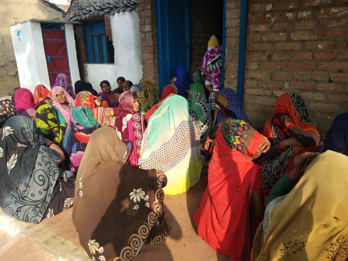 गांव कुसमिलिया में हादसे के बाद बैठे गमगीन परिजन। 