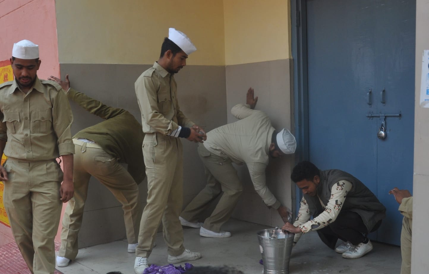शामली सीएचसी में स्वछता अभियान चलाते संत निरंकारी मिशन के सदस्य शामली सीएचसी में स्वछता अभियान चलाते संत निरंकारी मिशन के सदस्य