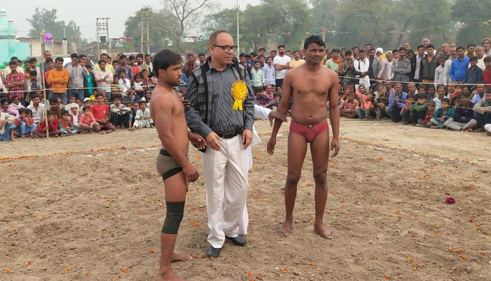 कालिंजर में पहलवानों की कुश्ती शुरू कराते डीजीपी (होमगार्ड) विजय कुमार। कालिंजर में पहलवानों की कुश्ती शुरू कराते डीजीपी (होमगार्ड) विजय कुमार।