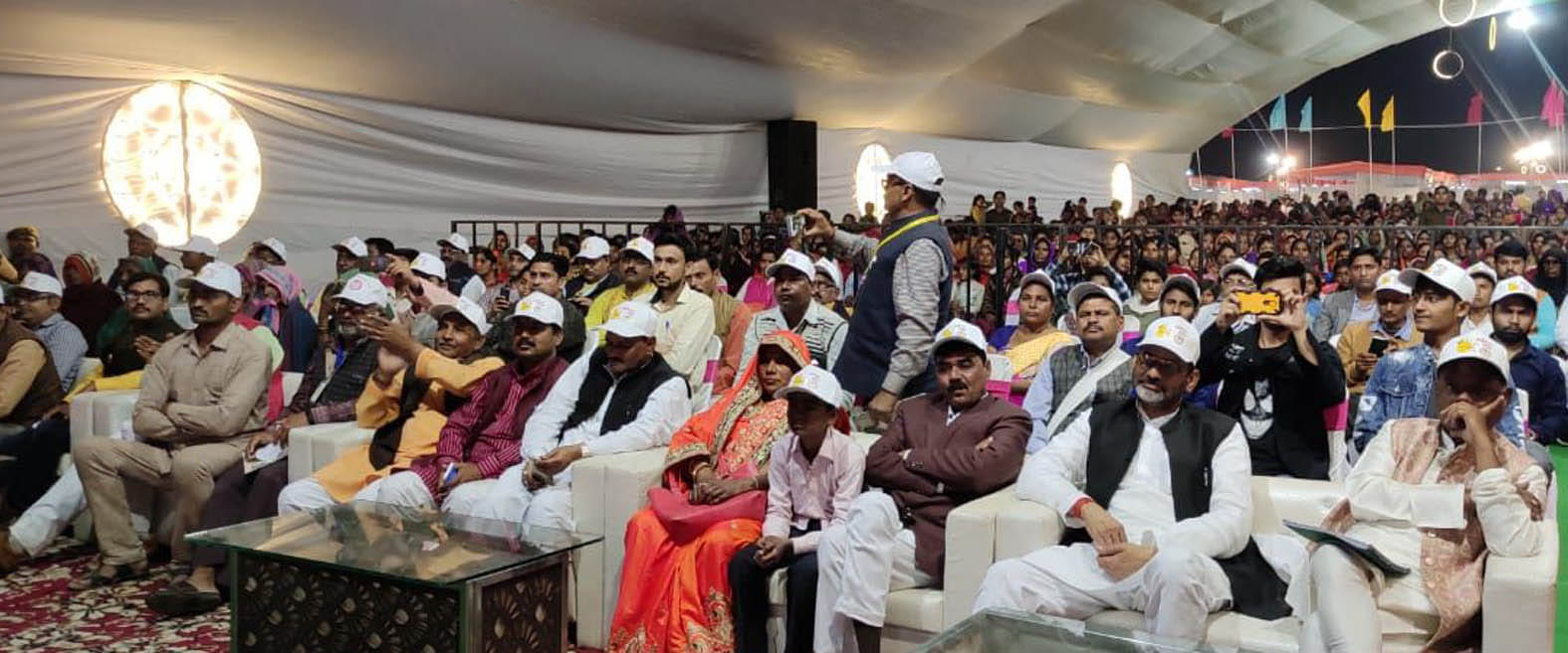 महोत्सव में उपस्थित सांसद आरके सिंह पटेल, विधायक राजकरन कबीर व अन्य। महोत्सव में उपस्थित सांसद आरके सिंह पटेल, विधायक राजकरन कबीर व अन्य।
