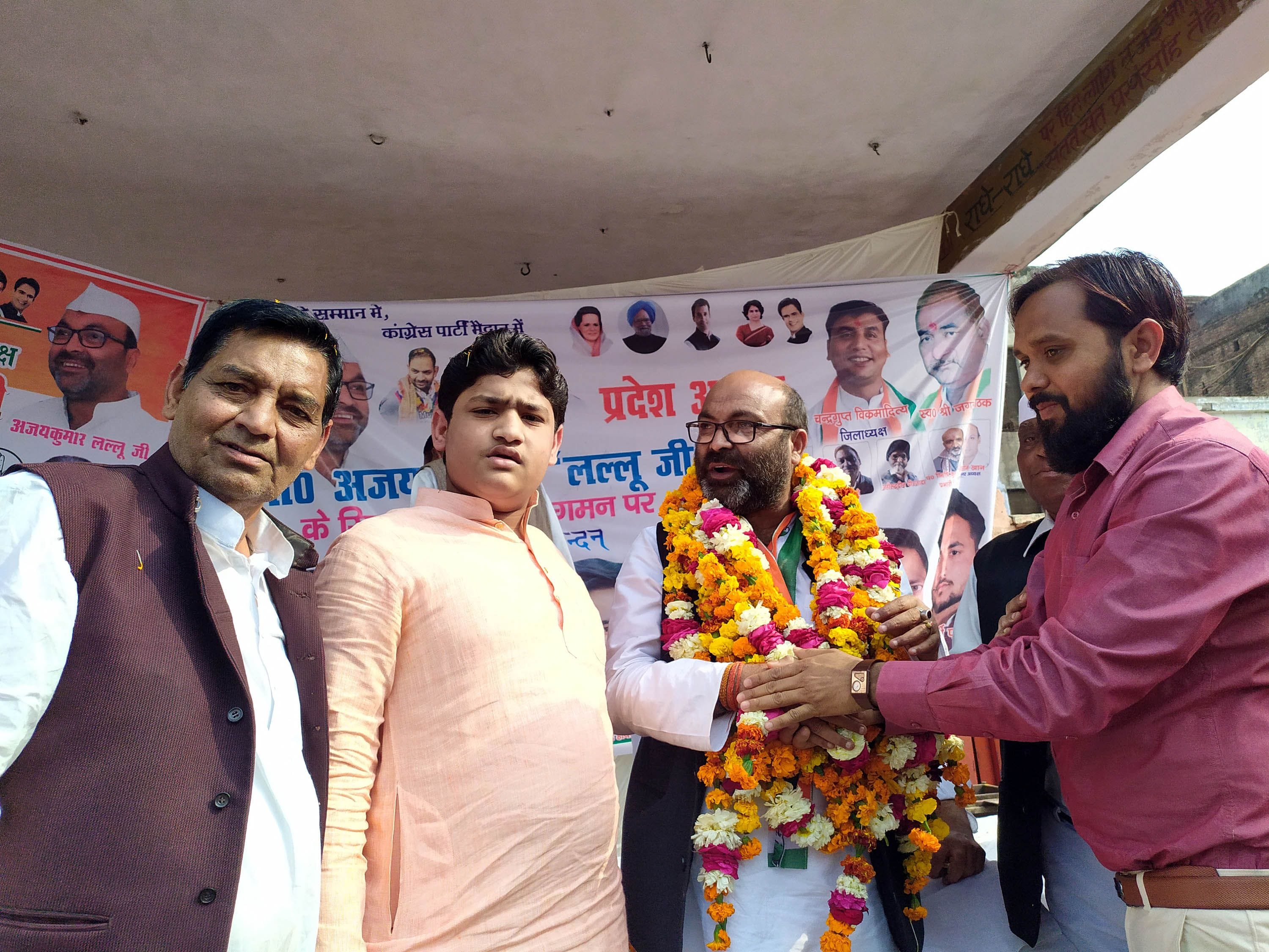 सिकंदराराऊ: कांग्रेस प्रदेशाध्यक्ष अजयकुमार लल्लू का स्वागत करते कांग्रेसजन। सिकंदराराऊ: कांग्रेस प्रदेशाध्यक्ष अजयकुमार लल्लू का स्वागत करते कांग्रेसजन।