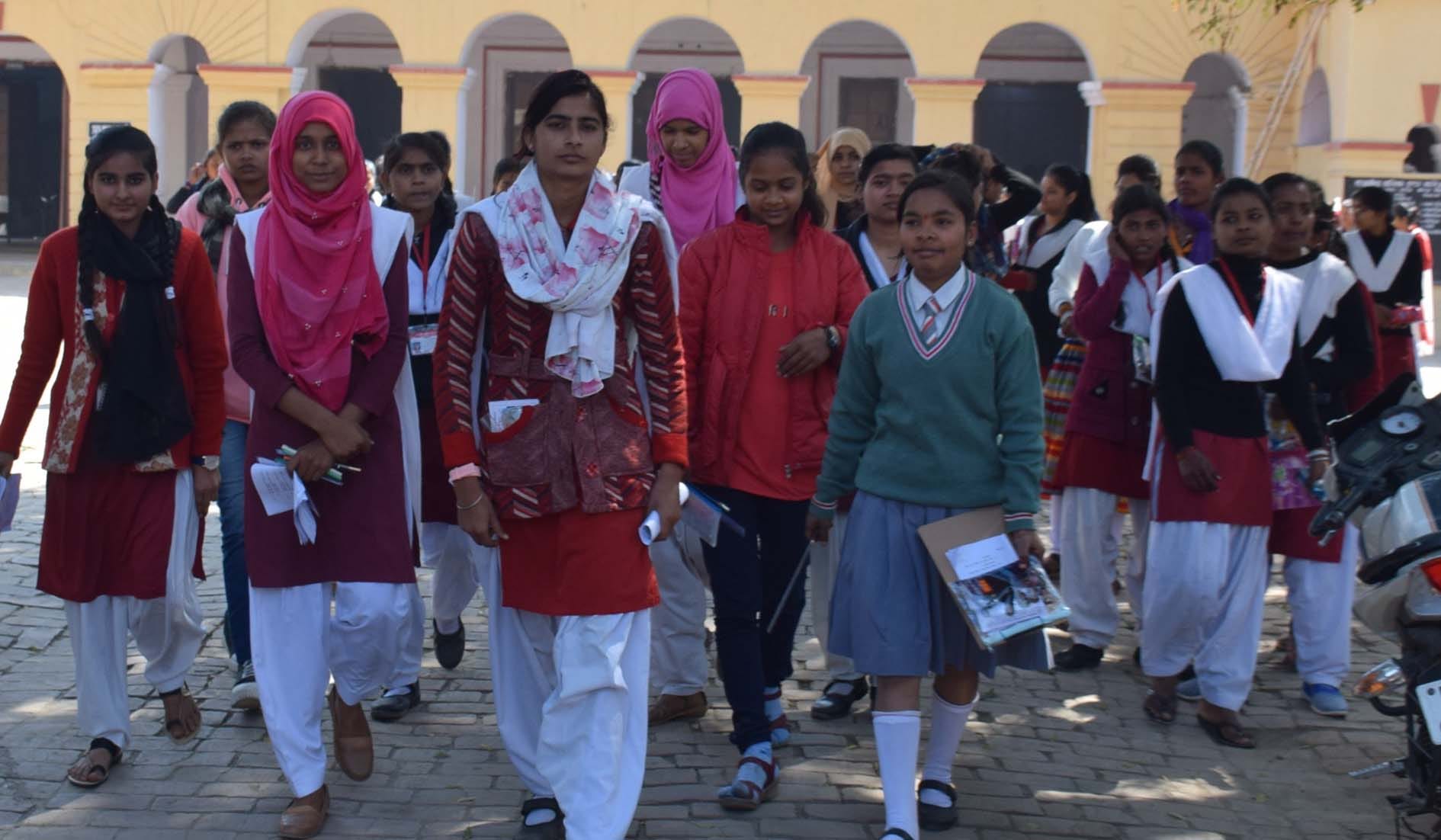 जीजीआईसी से यूपी बोर्ड हाई स्कूल गणित का पेपर देकर बाहर निकलती छात्राएं। जीजीआईसी से यूपी बोर्ड हाई स्कूल गणित का पेपर देकर बाहर निकलती छात्राएं।